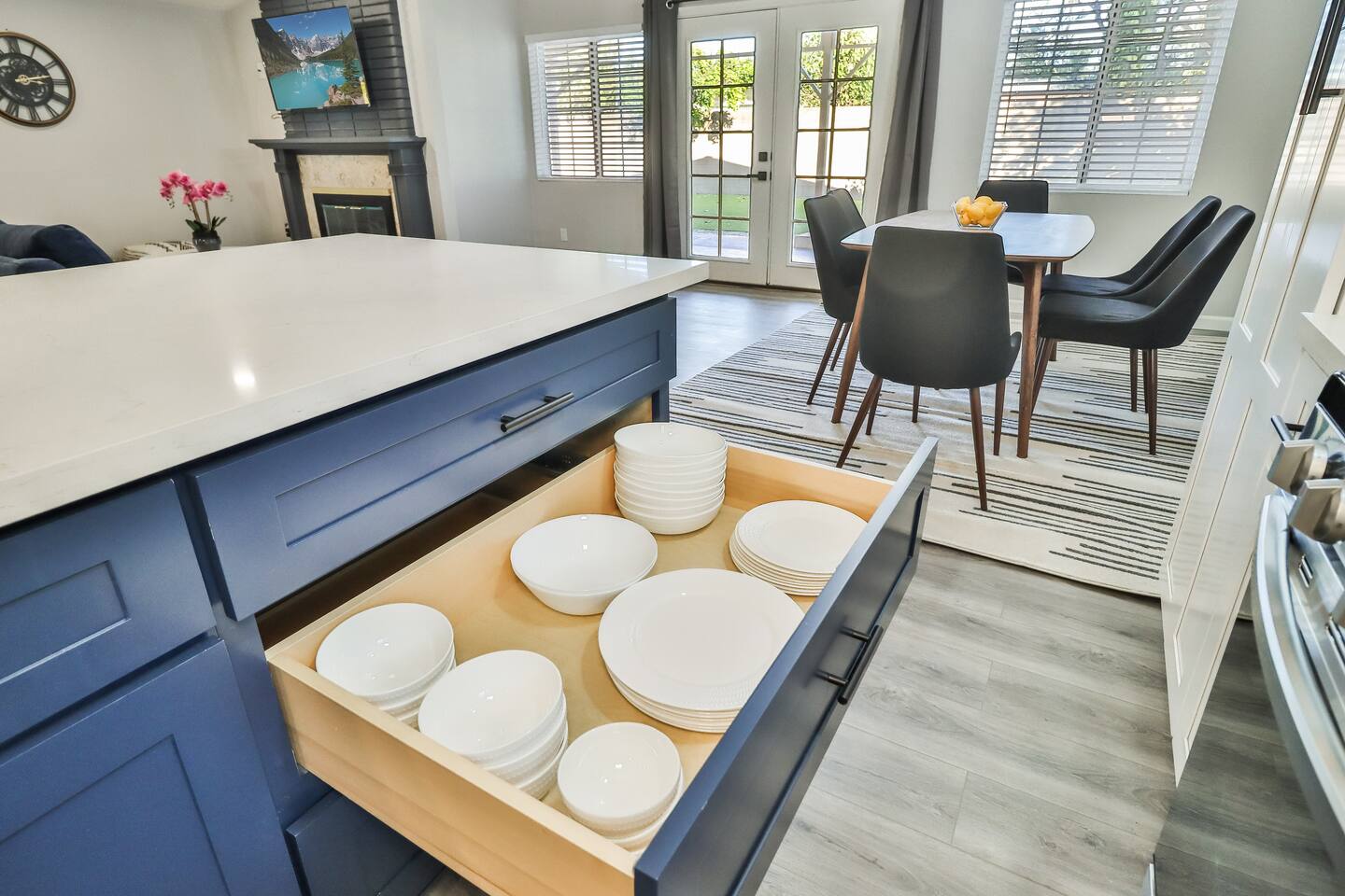 OPEN PLAN LIVING, DINING AREA