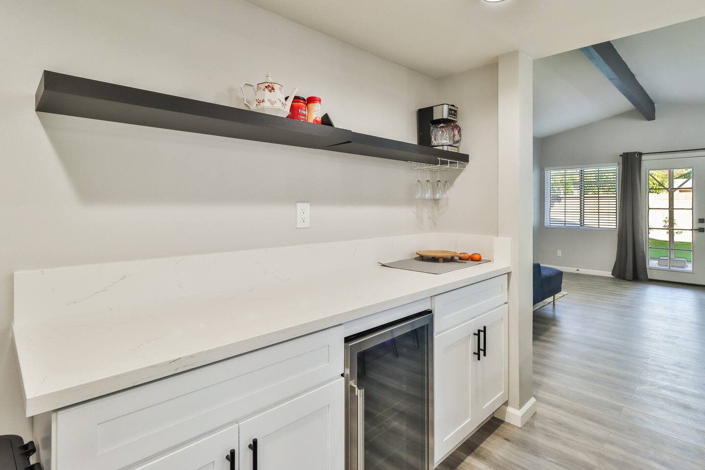WELL-EQUIPPED KITCHEN, STAINLESS STEEL APPLIANCES