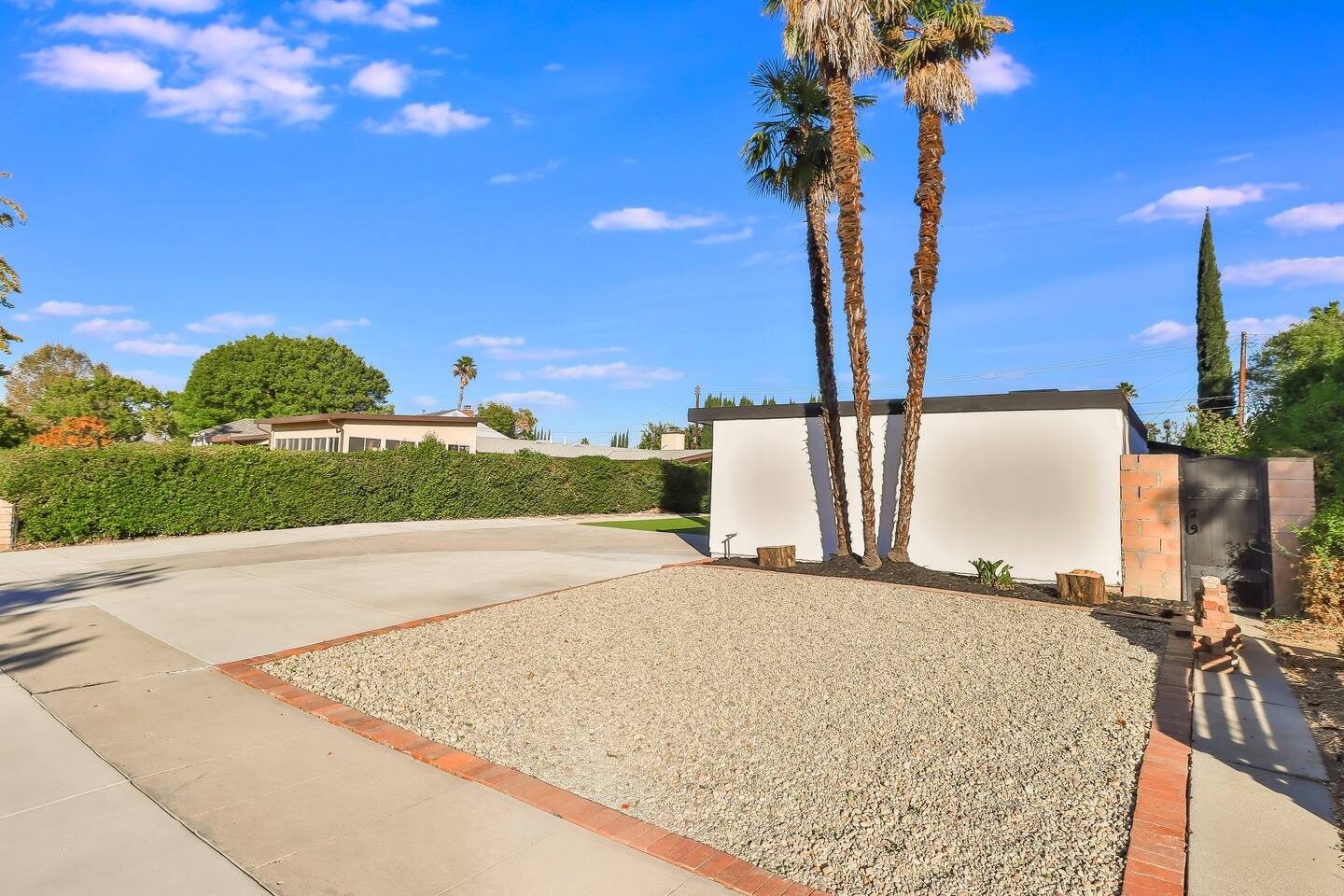 HOUSE WITH WIDE DRIVEWAY, SINGLE STORY HOUSE