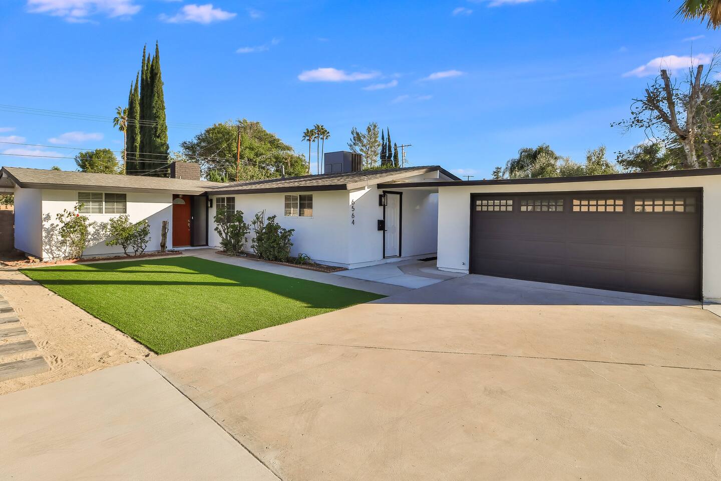 HOUSE WITH WIDE DRIVEWAY, SINGLE STORY HOUSE, GARAGE