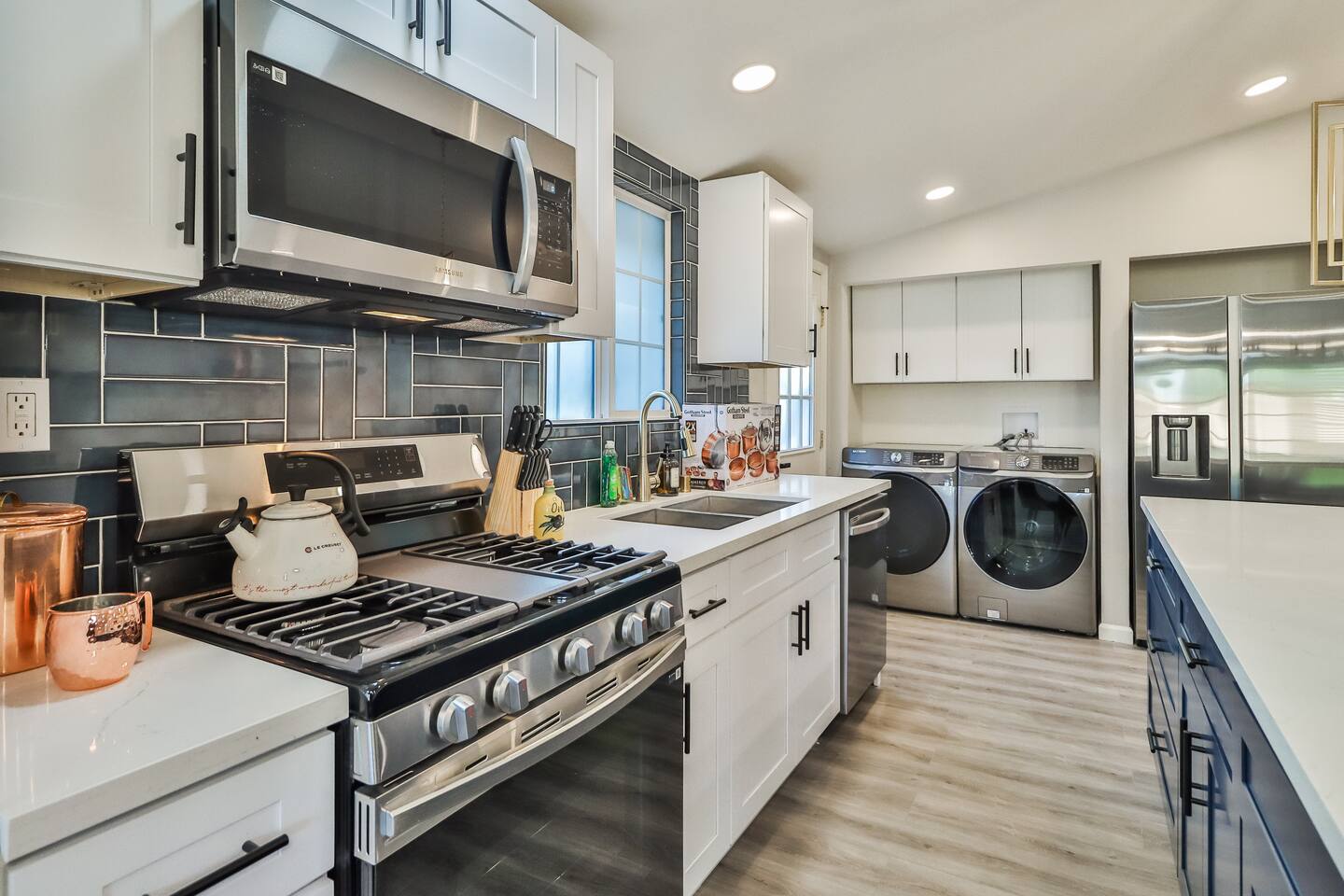MODERN KITCHEN WITH GAS RANGE, STAINLESS STEEL APPLIANCES