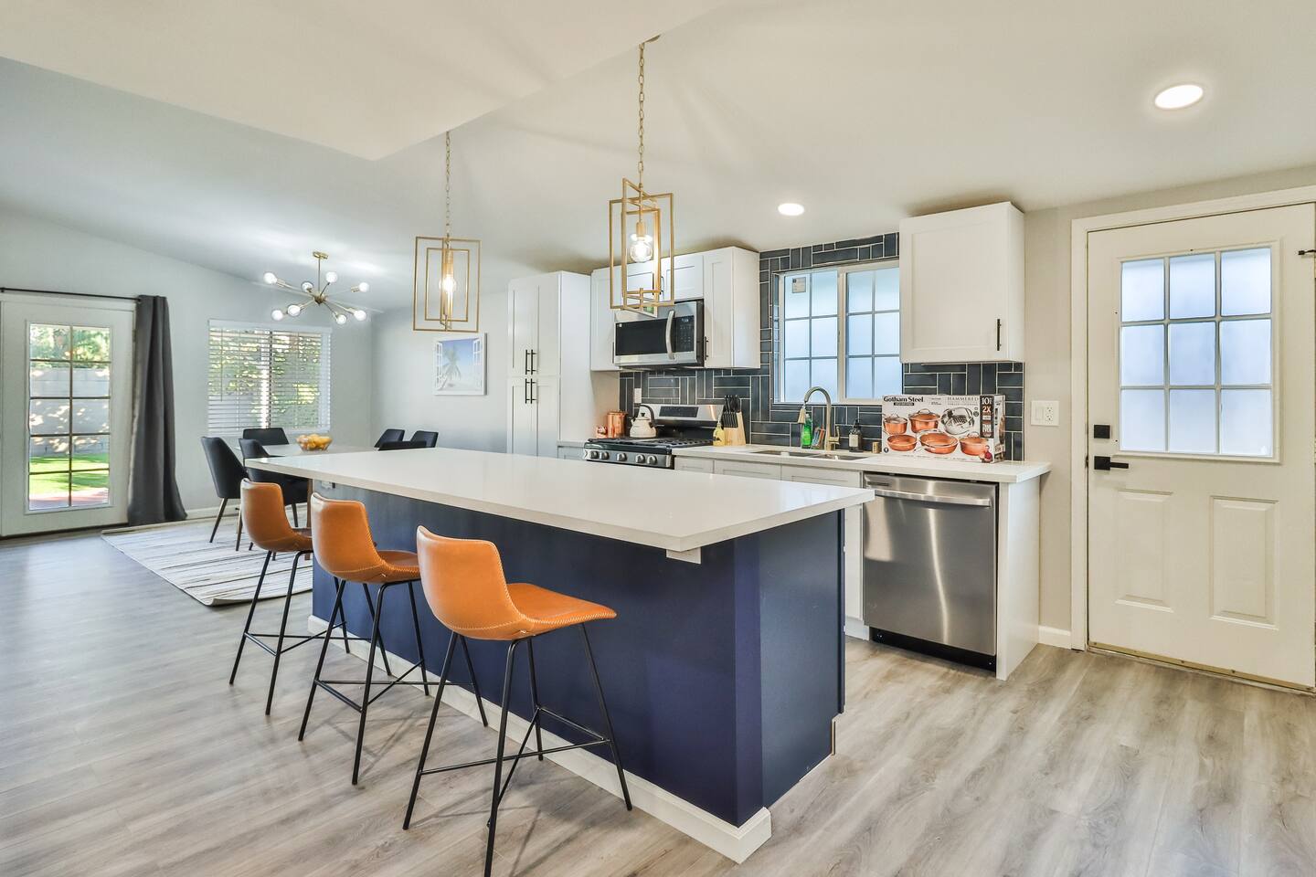 KITCHEN ISLAND WITH BAR STOOLS, MODERN OPEN PLAN KITCHEN