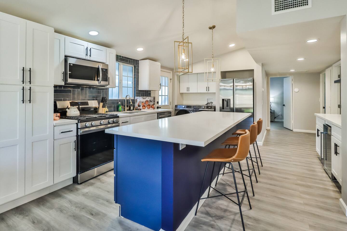 KITCHEN ISLAND WITH BAR STOOLS, MODERN OPEN PLAN KITCHEN