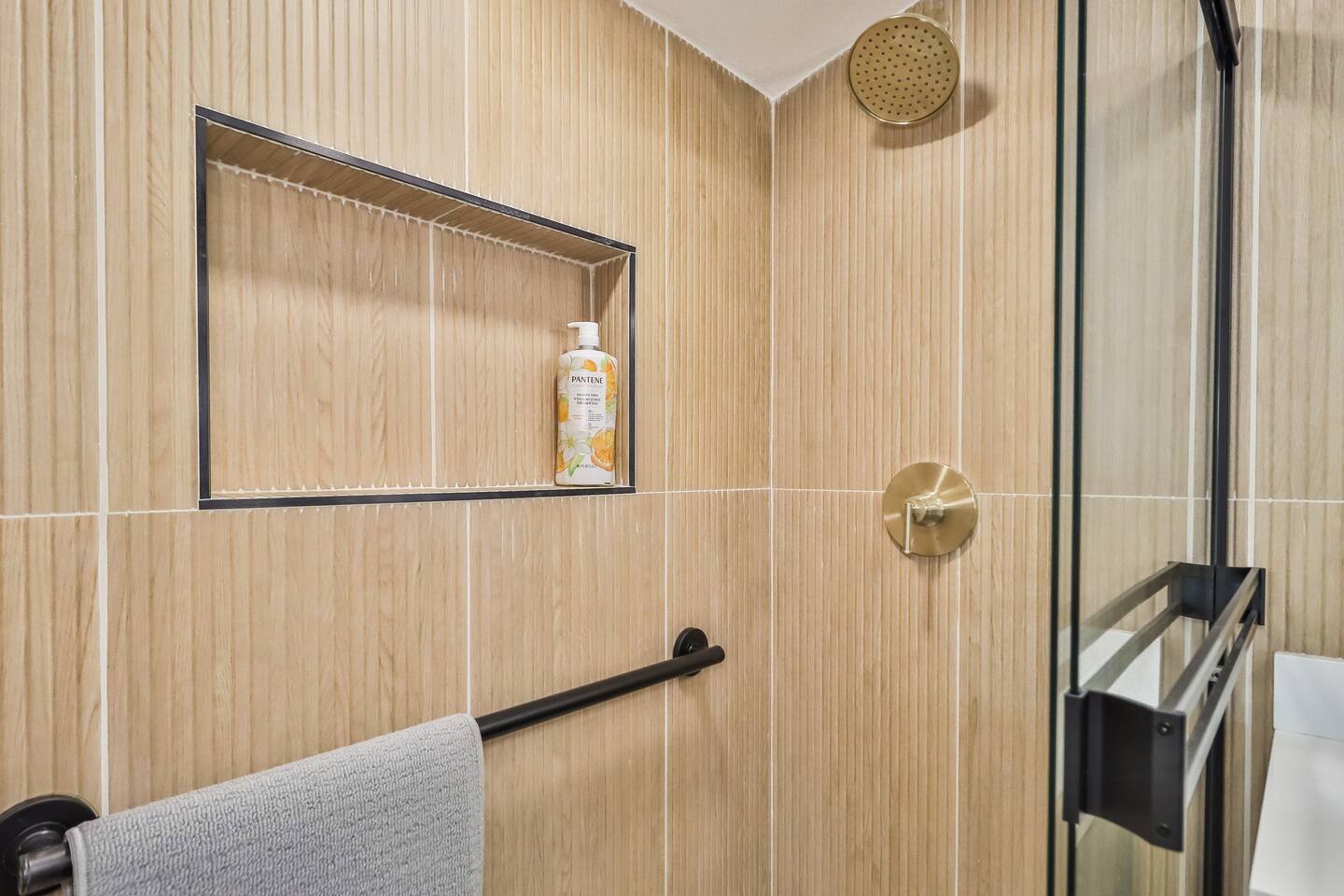 MODERN BATHROOM FIXTURES, WALK-IN SHOWER WITH NICHE