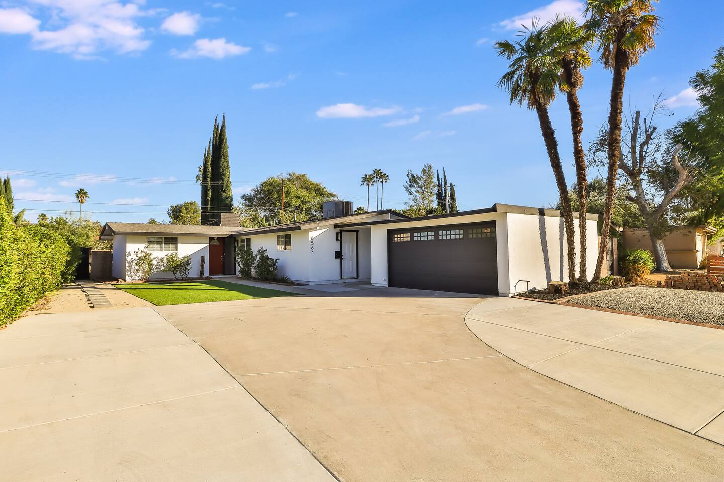 HOUSE WITH WIDE DRIVEWAY, SINGLE STORY HOUSE
