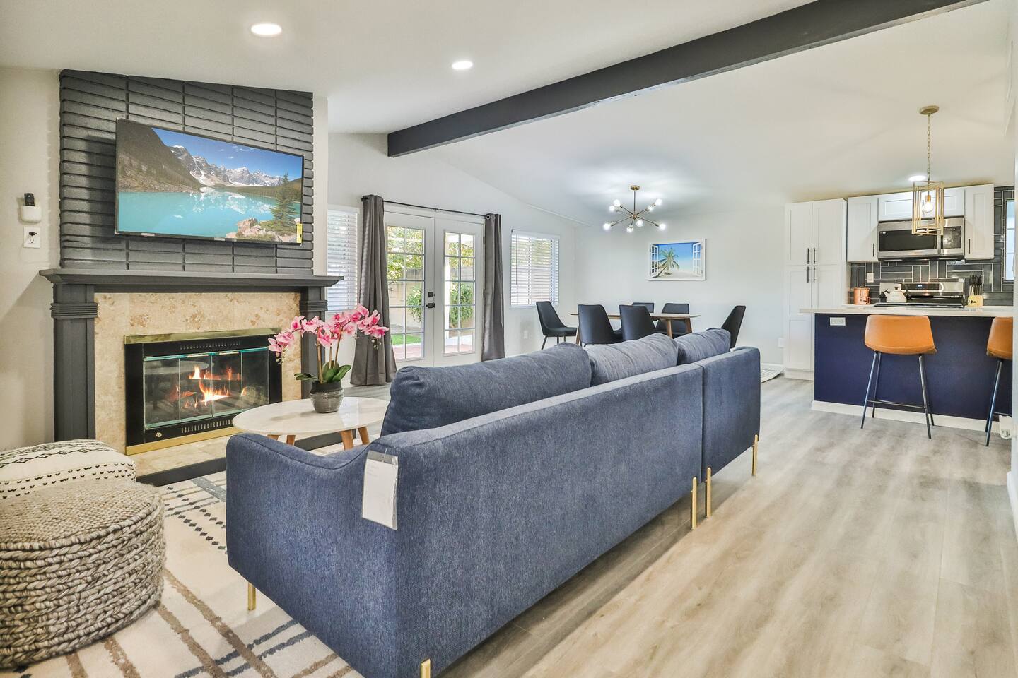 LIVING ROOM WITH FIREPLACE, RELAXING LIVING ROOM, 60 Inch flat screen TV