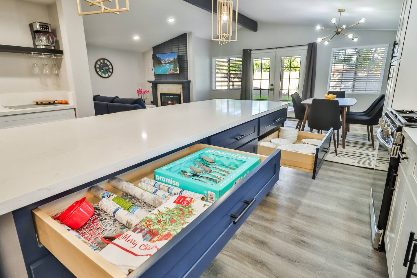 WELL-EQUIPPED KITCHEN, STAINLESS STEEL APPLIANCES