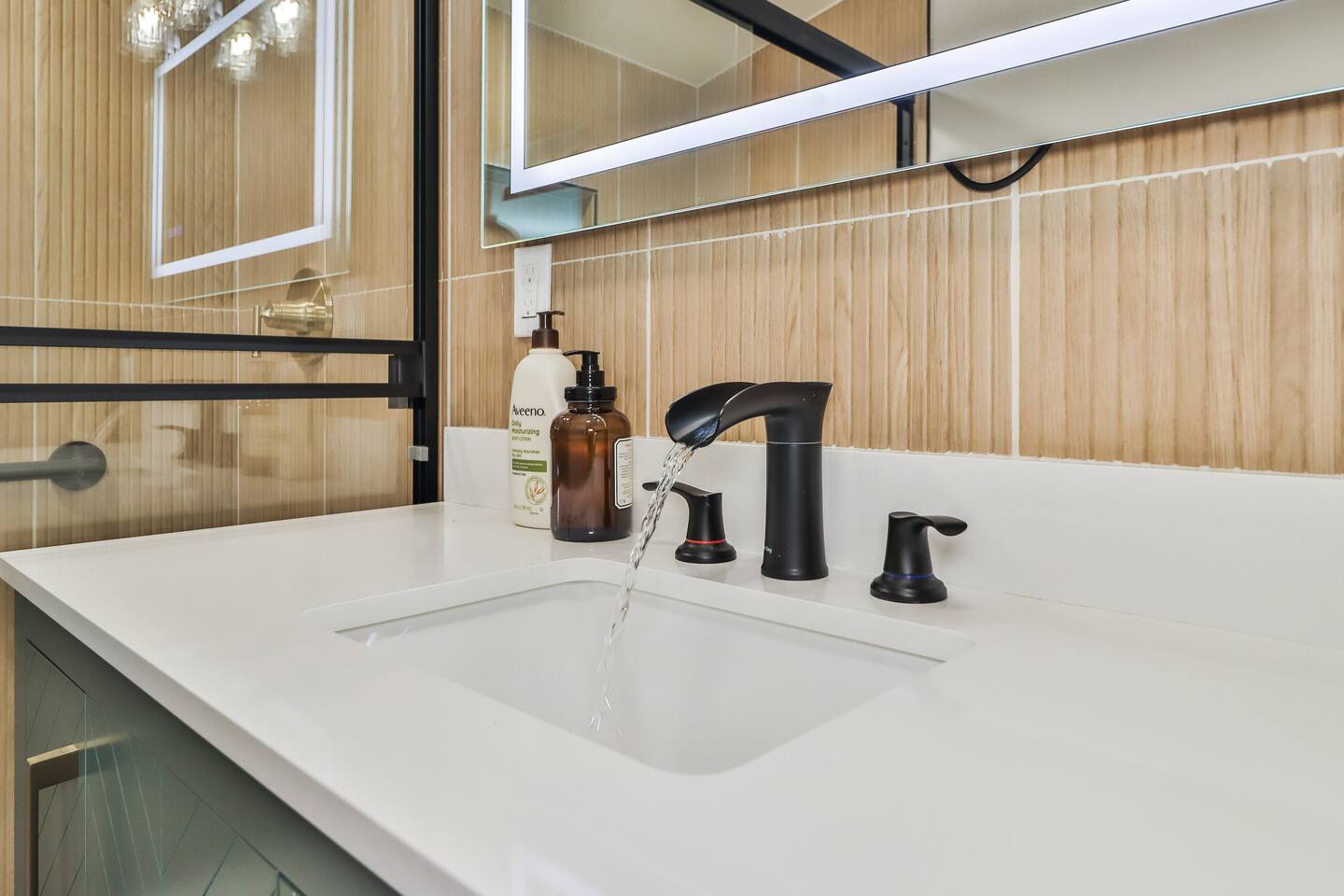 MODERN BATHROOM FIXTURES, WALK-IN SHOWER WITH NICHE