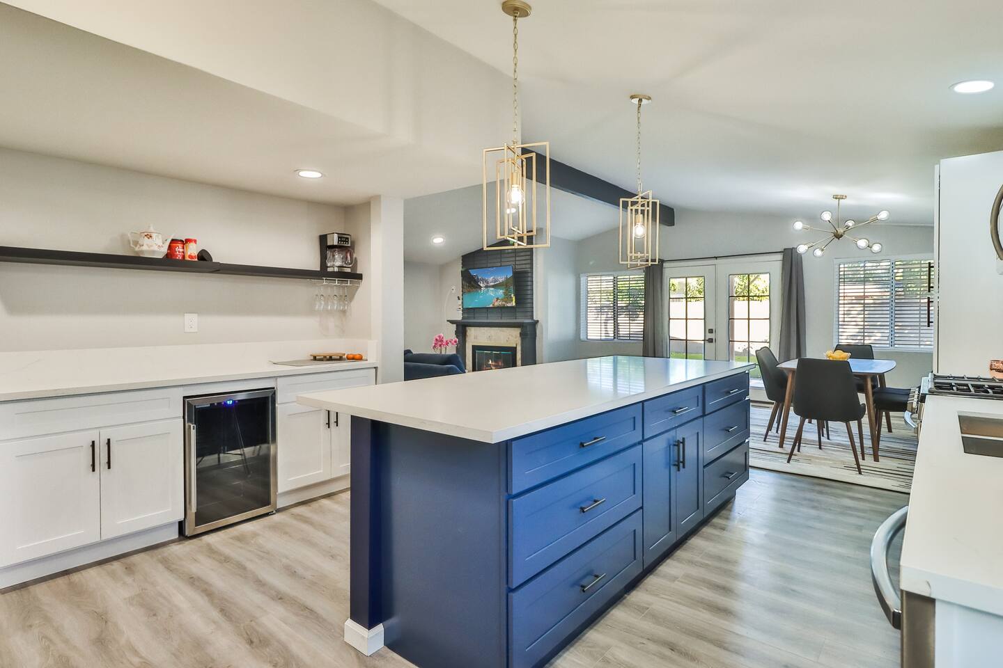 KITCHEN ISLAND WITH BAR STOOLS, MODERN OPEN PLAN KITCHEN