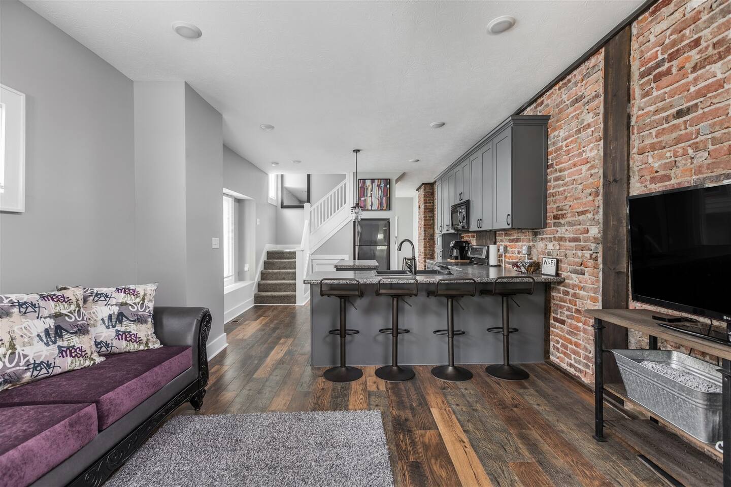 Relaxing Industrial Arts Townhouse