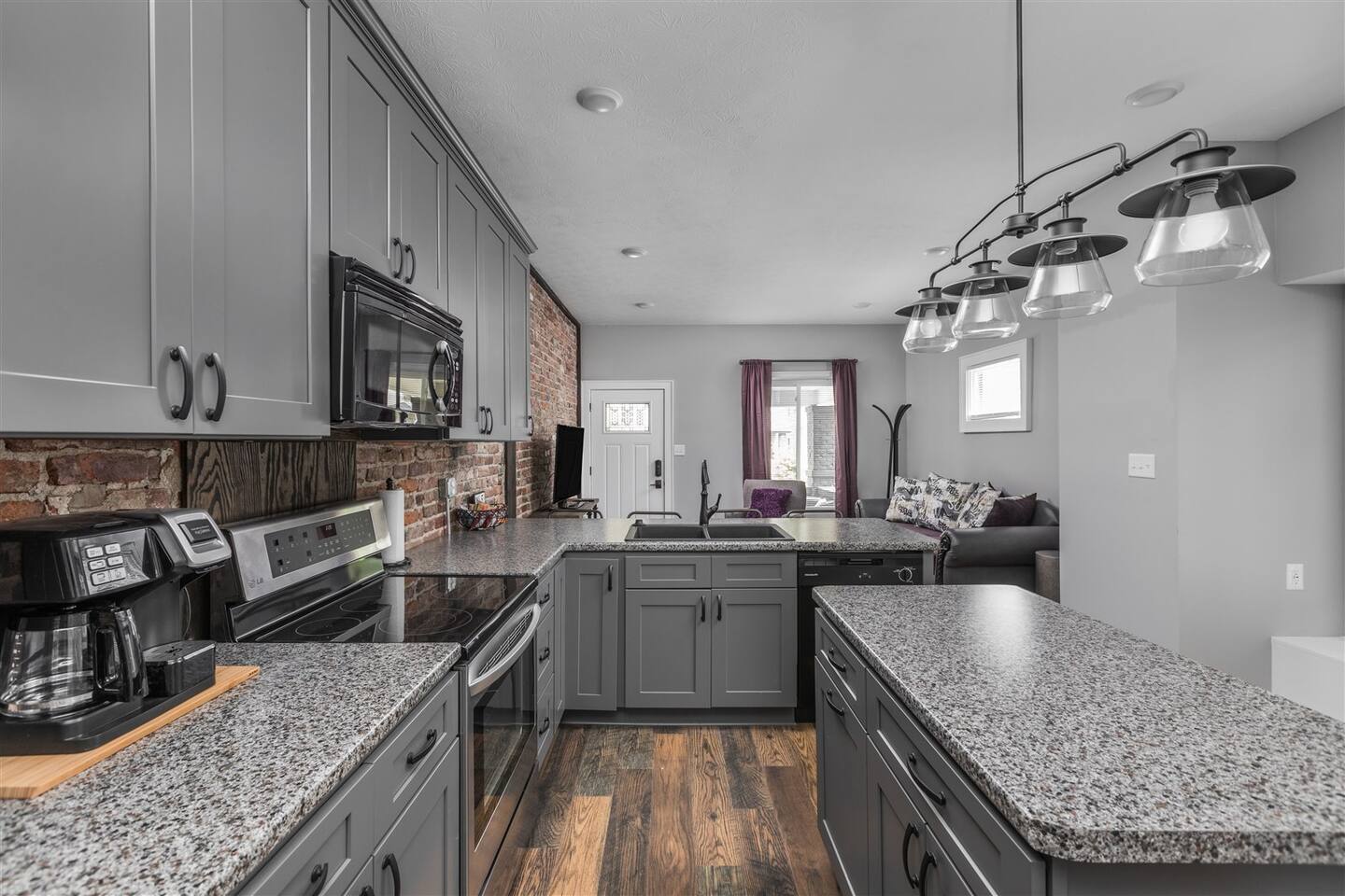 Downtown 6 Bedroom, Sleeps 14, 5 min to Mass Ave