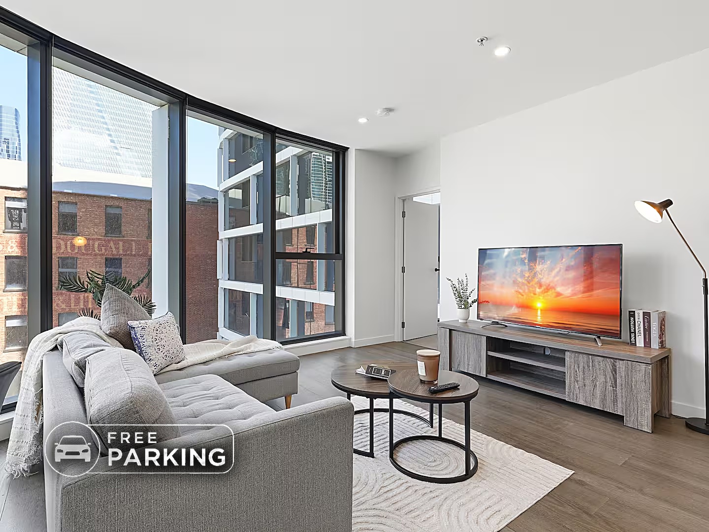 Luxury West Melb Apt 2BR W/carpark gym pool &Views - Apartment