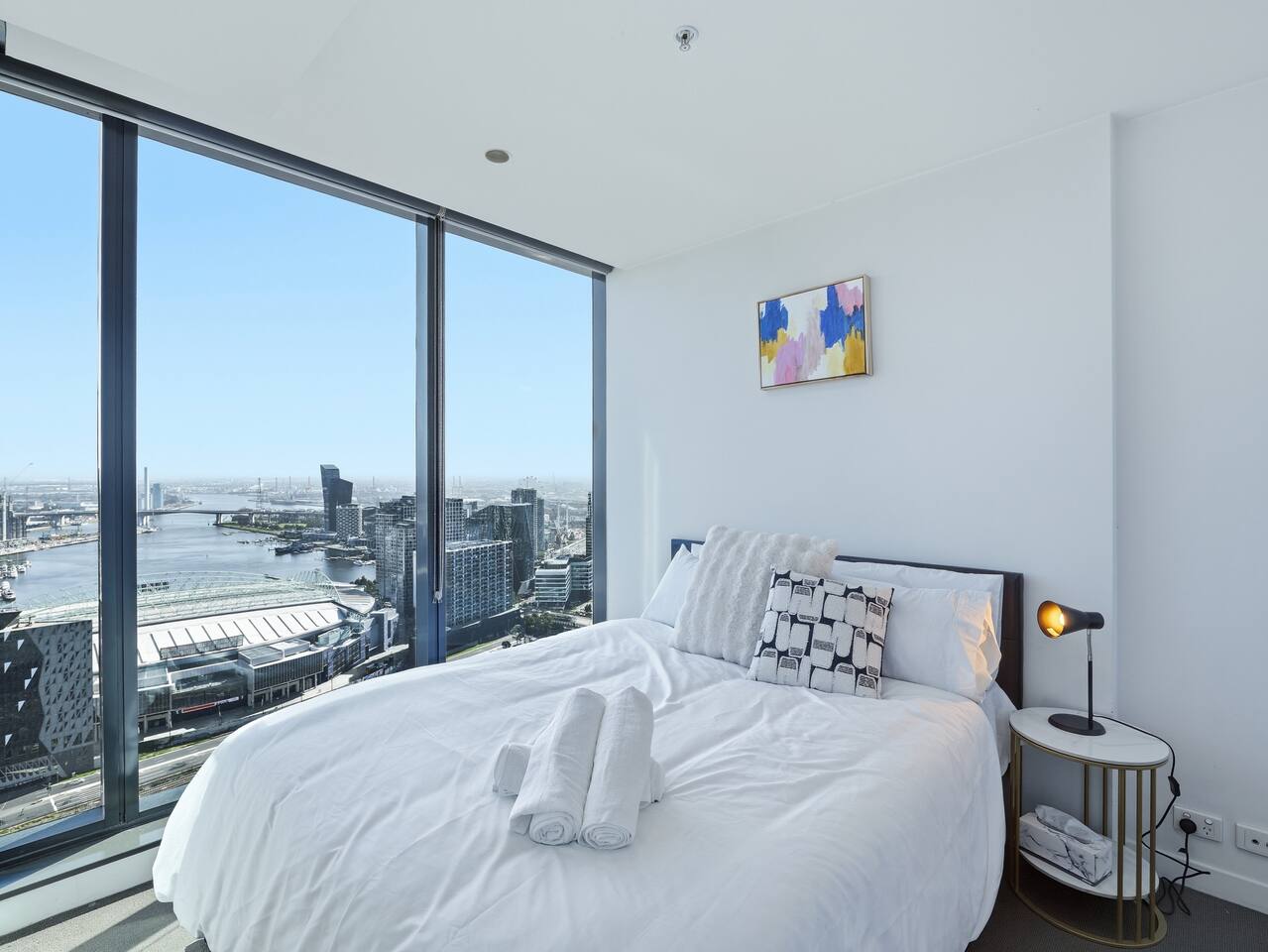 Melbourne CBD 1BR | City Views, Pool & Gym