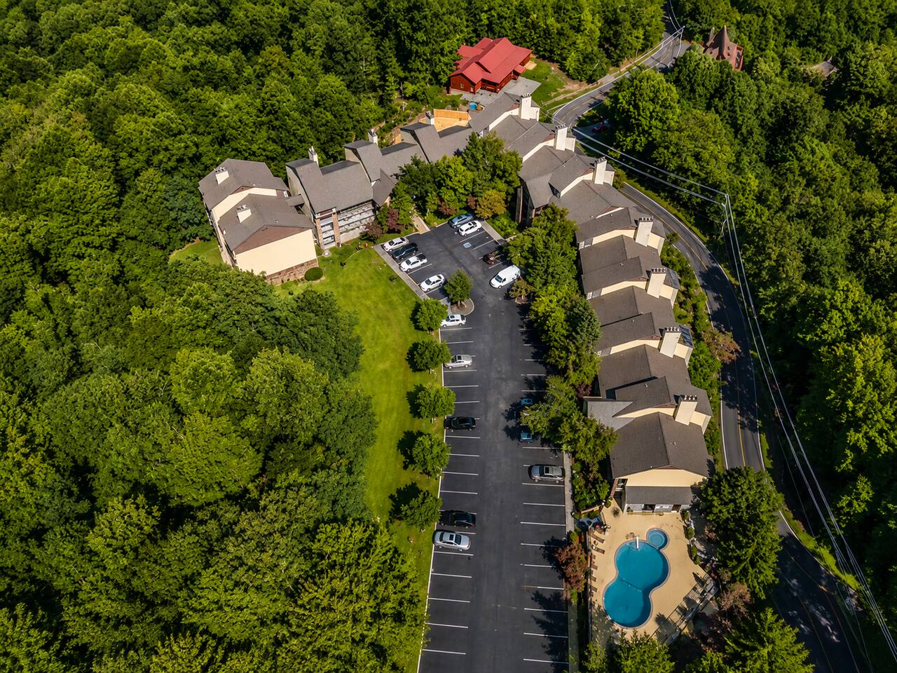 Surrounded by lush Smoky Mountain forest, Windswept offers families a peaceful retreat with convenient parking and a seasonal community pool. Enjoy a quiet mountain setting while staying just a short drive from all the fun in Gatlinburg!