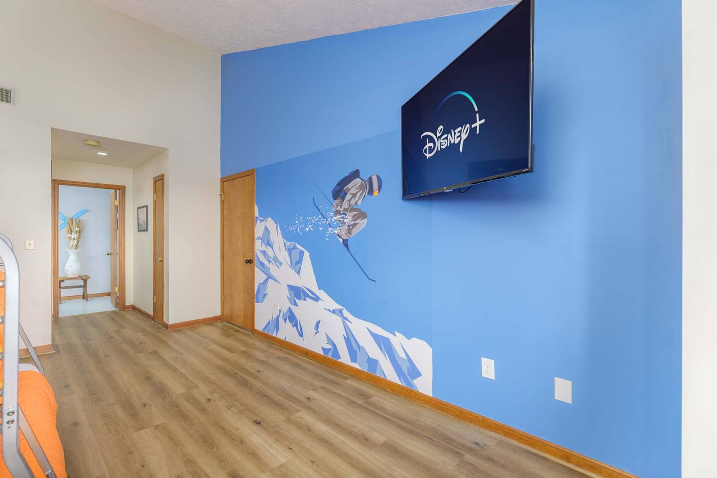 Kids get their own mountain retreat! This fun bunk room features playful ski-themed décor and a Smart TV for favorite shows and movies. A perfect space for kids to relax, laugh, and enjoy some downtime after a day of Smoky Mountain adventures.