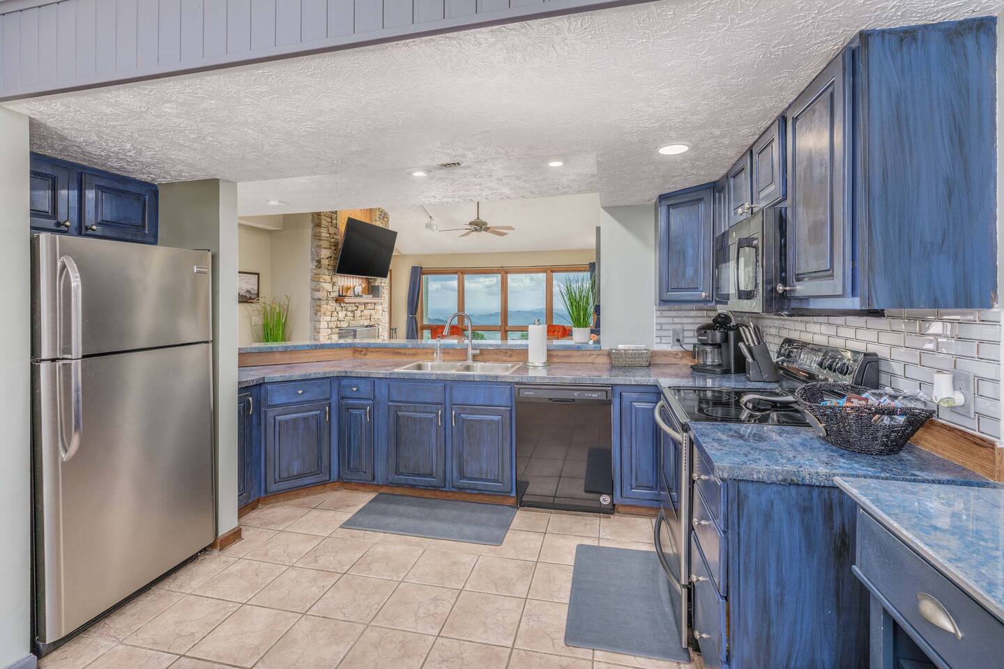 Enjoy family meals in this spacious, fully equipped kitchen with plenty of room to cook and gather. The open layout keeps everyone connected while offering beautiful mountain views—perfect for breakfast before exploring or dinner at home!