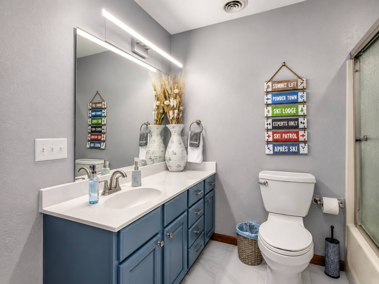 Freshen up with ease in this bright full bathroom featuring a spacious vanity, large mirror, and tub/shower combo. Plenty of counter space makes family mornings easier before heading out for another fun day in the Smokies!