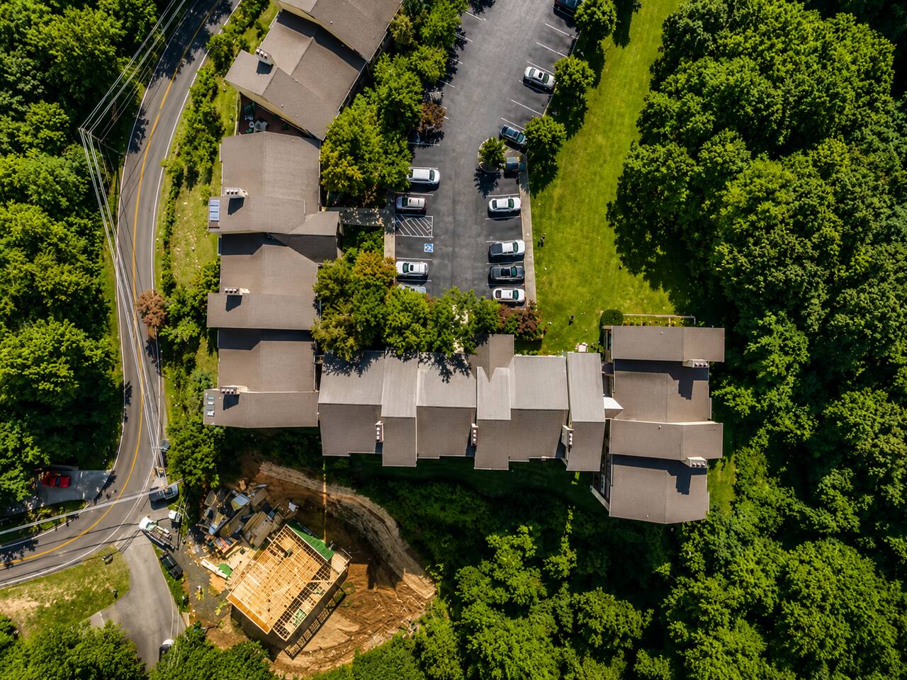 Tucked into a peaceful mountaintop community surrounded by lush Smoky Mountain scenery! Families can enjoy a quiet setting away from the crowds while still being just a short drive from the fun, dining, and attractions of Gatlinburg.