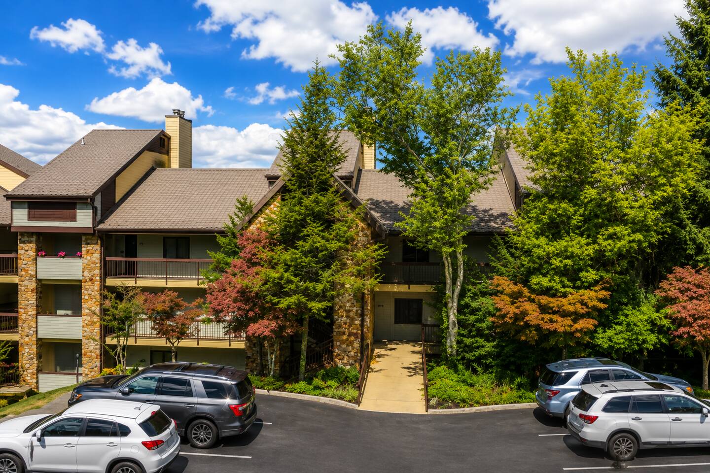 Welcome to your peaceful Smoky Mountain retreat! Surrounded by trees with convenient on-site parking and easy building access, families can settle in quickly and start enjoying their Gatlinburg getaway from the moment they arrive.
