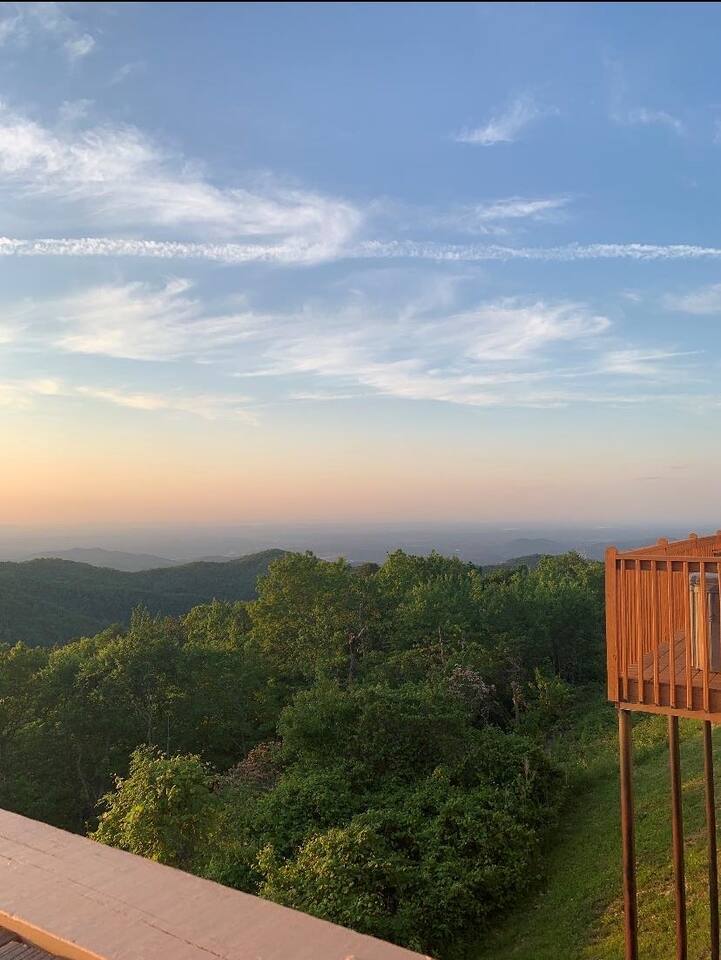 Take in unforgettable sunsets from the private lower deck just off the living room. As evening falls, the twinkling mountain lights create a truly magical view—an experience that's even more breathtaking in person.
