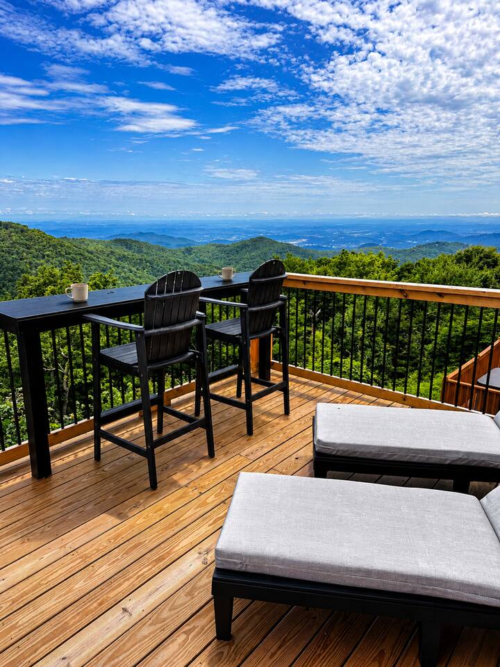 A new large deck with bar for a relaxing meal, 2 lounge chairs for star gazing or simply relaxing and the views have to be seen to believe them. Whether you want Mountain Views, City lights or 1000 acres of beautiful forest you have it all here.