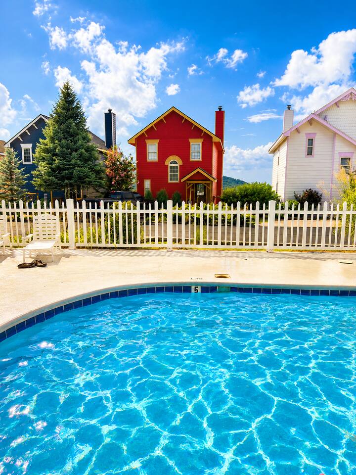 Take a refreshing dip in the sparkling community pool while surrounded by charming mountain homes and beautiful scenery. The perfect spot to cool off, relax in the sunshine, and enjoy a peaceful Smoky Mountain afternoon.