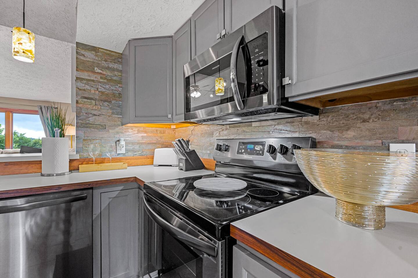 Enjoy the convenience of a fully equipped kitchen with full-size appliances and plenty of counter space—perfect for preparing family breakfasts, quick snacks, or a cozy dinner after a fun-filled day exploring Gatlinburg!