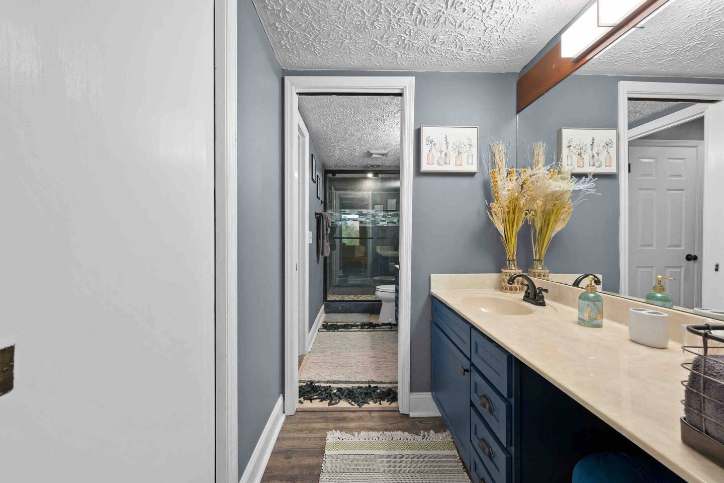 Bathroom adjoined to second king suite