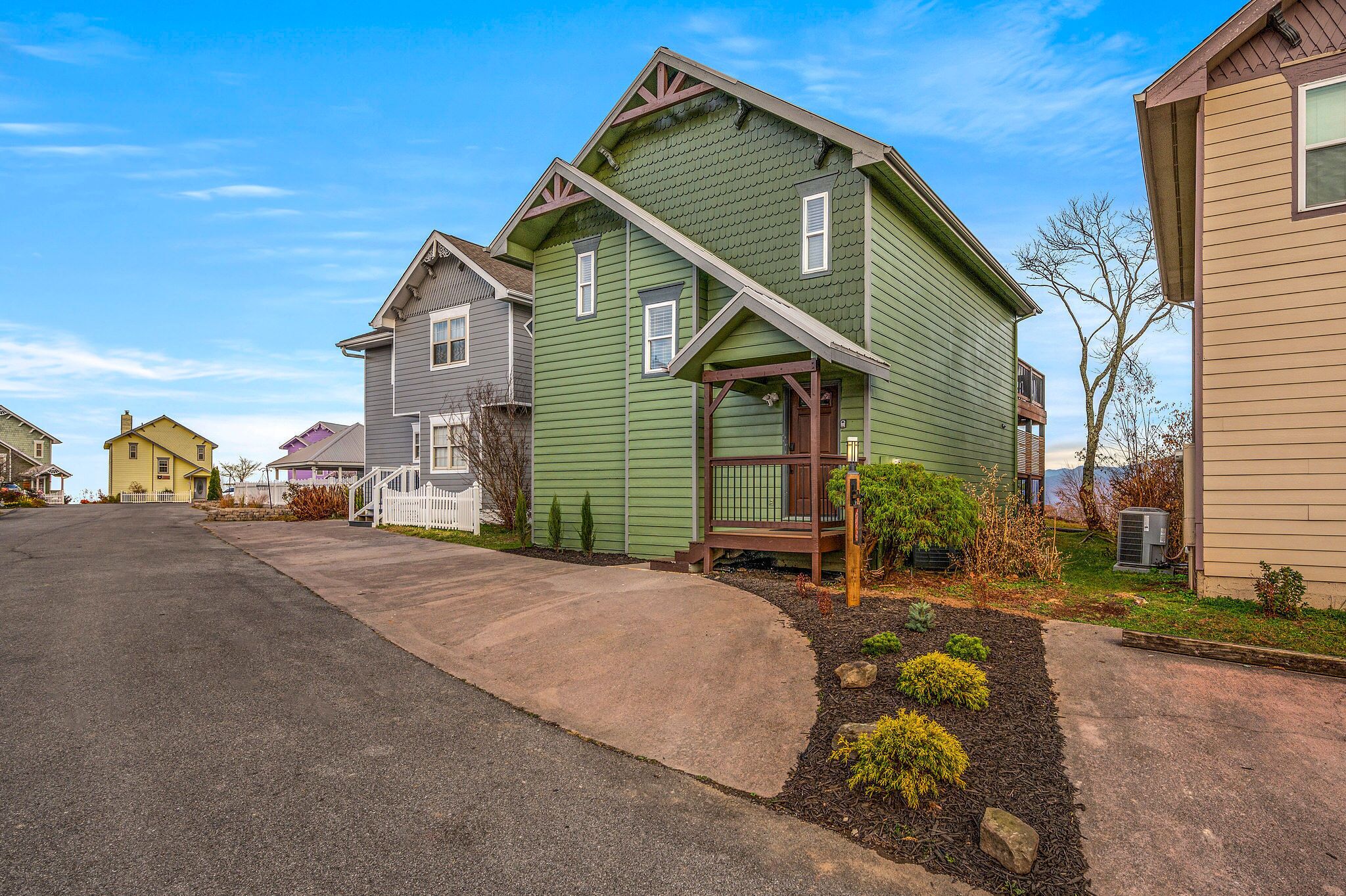 Peaceful mountain community with easy parking and plenty of room for families!