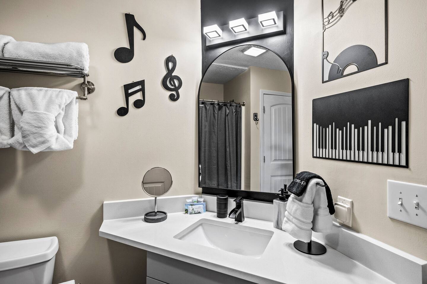 A bright, family-friendly bathroom with fresh towels, a spacious vanity, and fun music-inspired décor. Thoughtful touches and plenty of counter space make getting ready for a day in Gatlinburg easy and convenient.