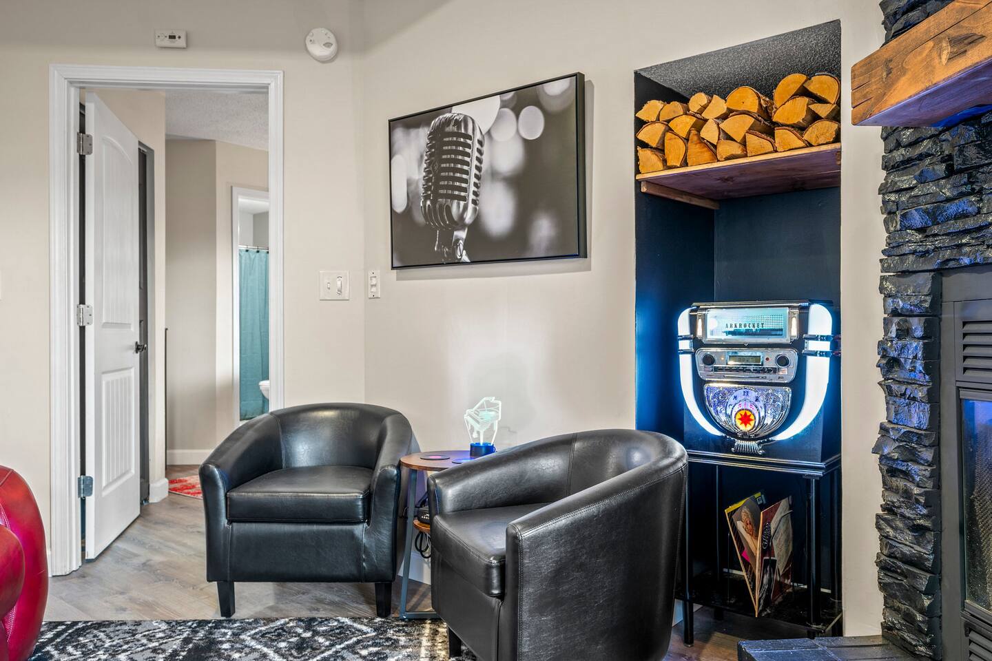 A fun music-themed corner the whole family will love! Relax by the cozy fireplace, enjoy the unique jukebox and vintage-inspired décor, or settle into the comfy chairs after a day of Smoky Mountain adventures.