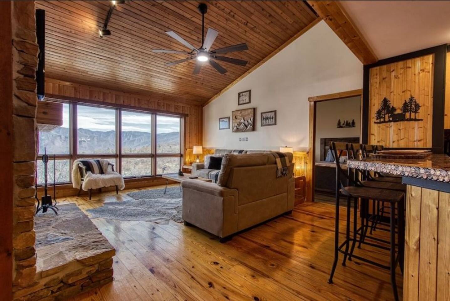 Large living room area with an amazing view of Mt Leconte.
