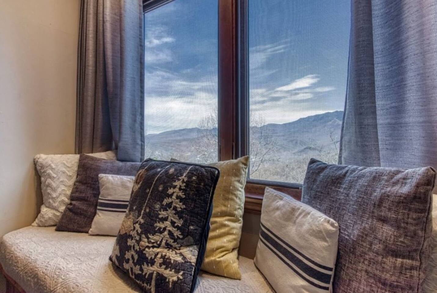 Wonderful place to set and enjoy a book while admiring a moutain view.