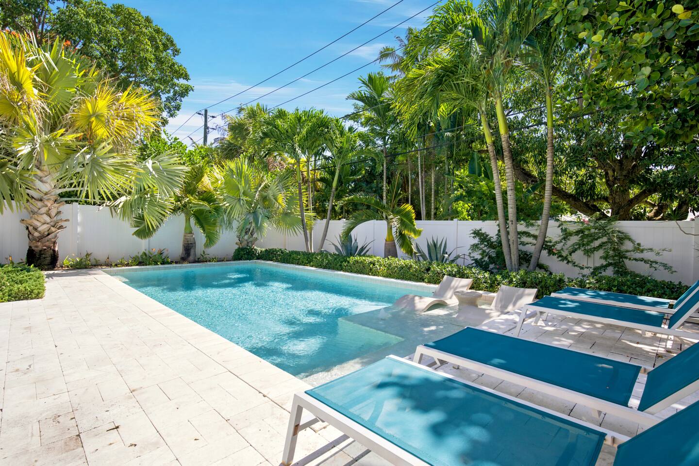 Entire Duplex: Heated Pool, BBQ & 5 Min to Beach