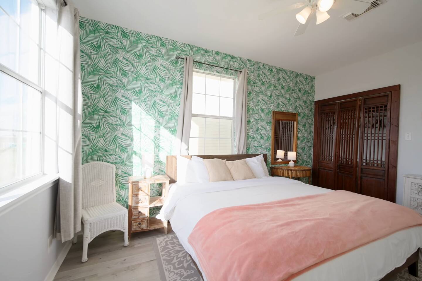 King bedroom with palm-print walls