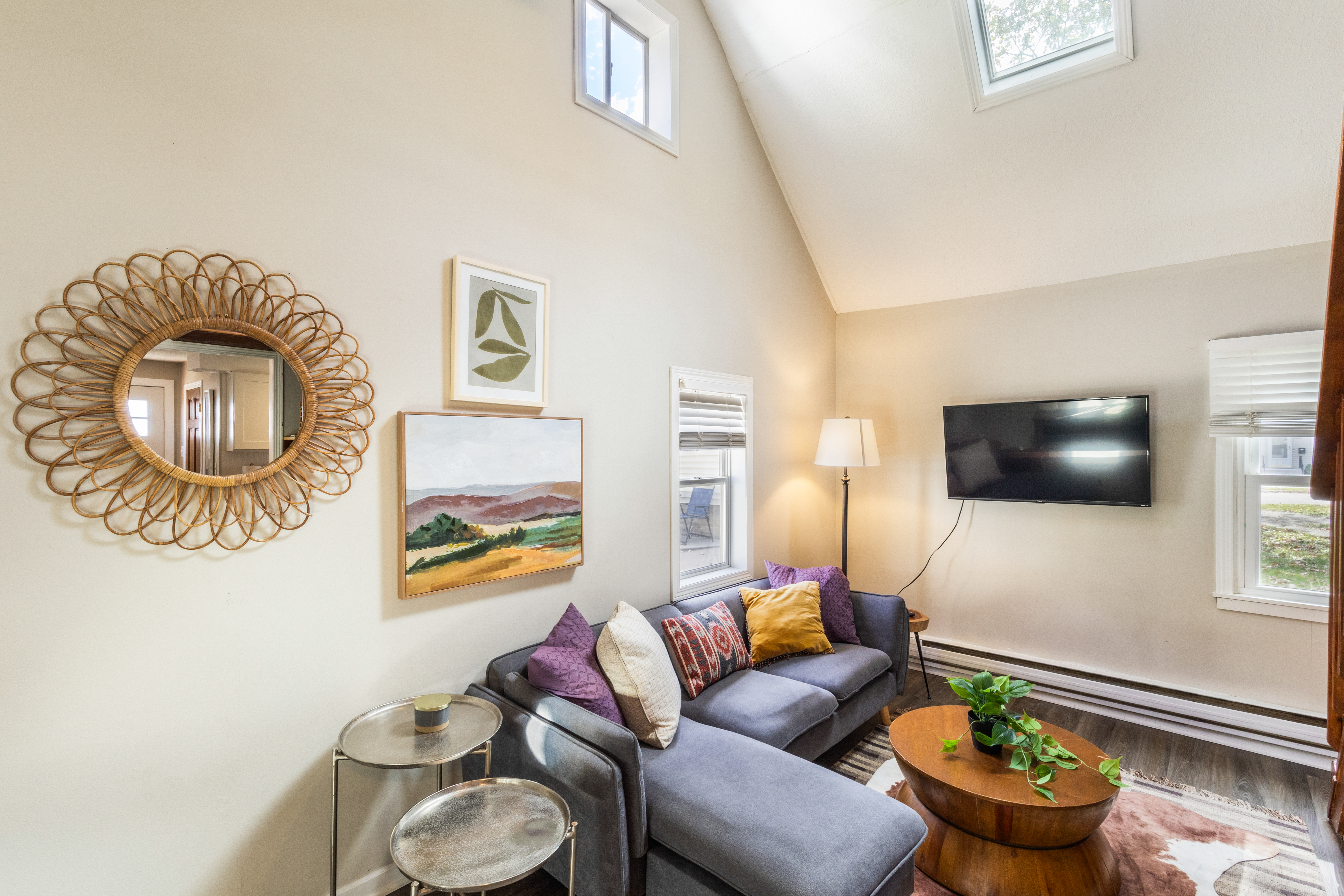 UrbanCottage | 1mi Mayo Clinic, No Stairs, Dogs OK