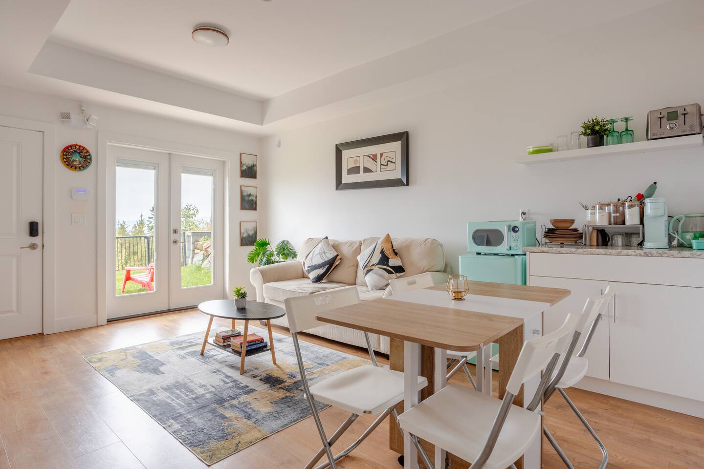 Elevated Horizon Retreat - Royal: Entire 3-Bedroom / 2-Bath Guesthouse, Sleeps 9