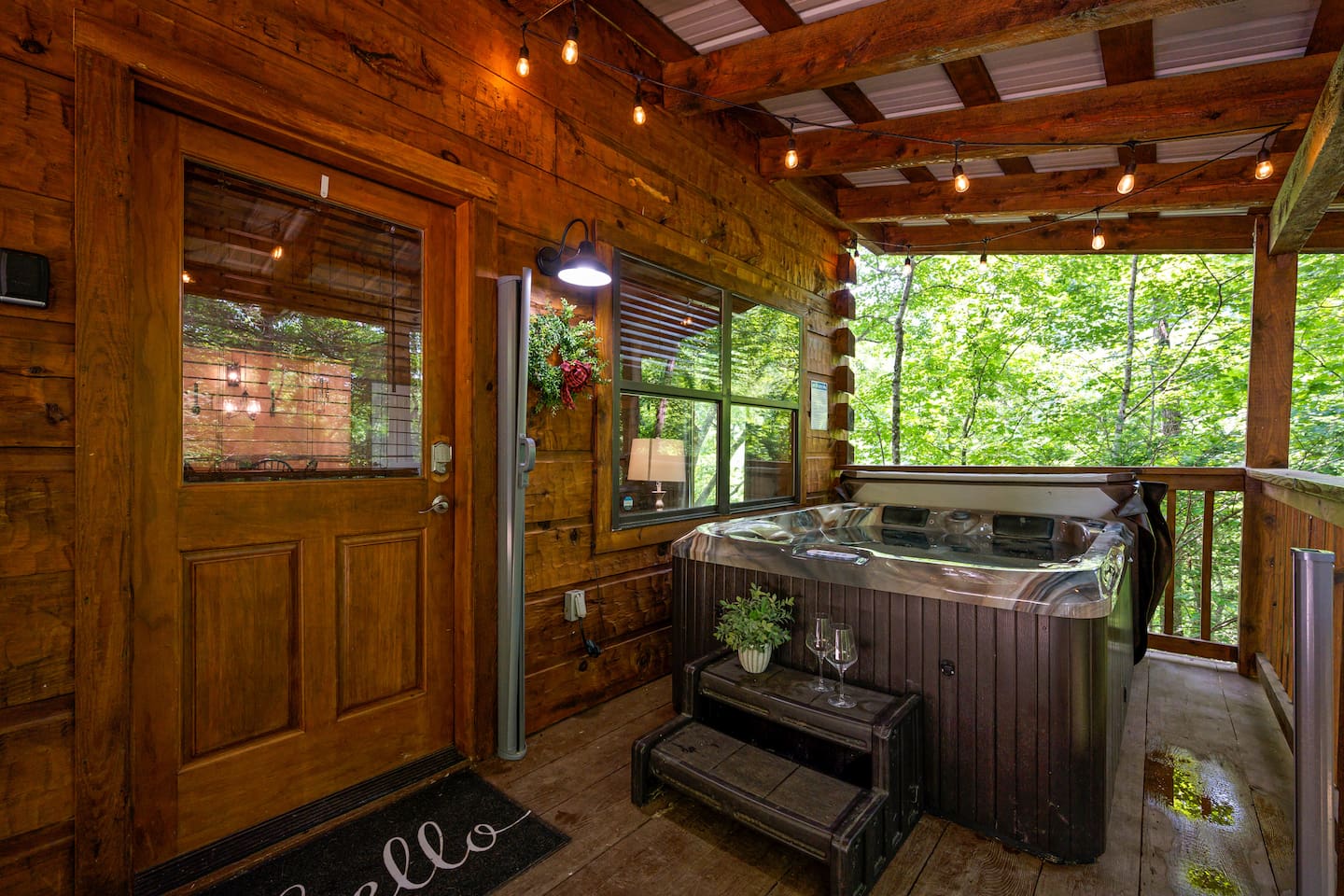 Unwind after a nice hike in the national park or after a day in one of the lovely towns by sitting in the hot tub and taking in the view.