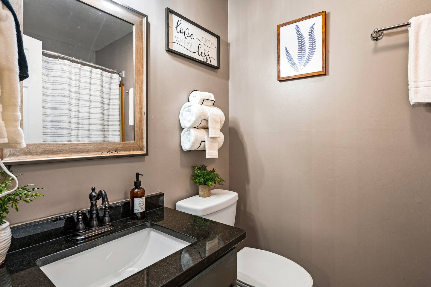 Full bath equipped with bath and hand towels.