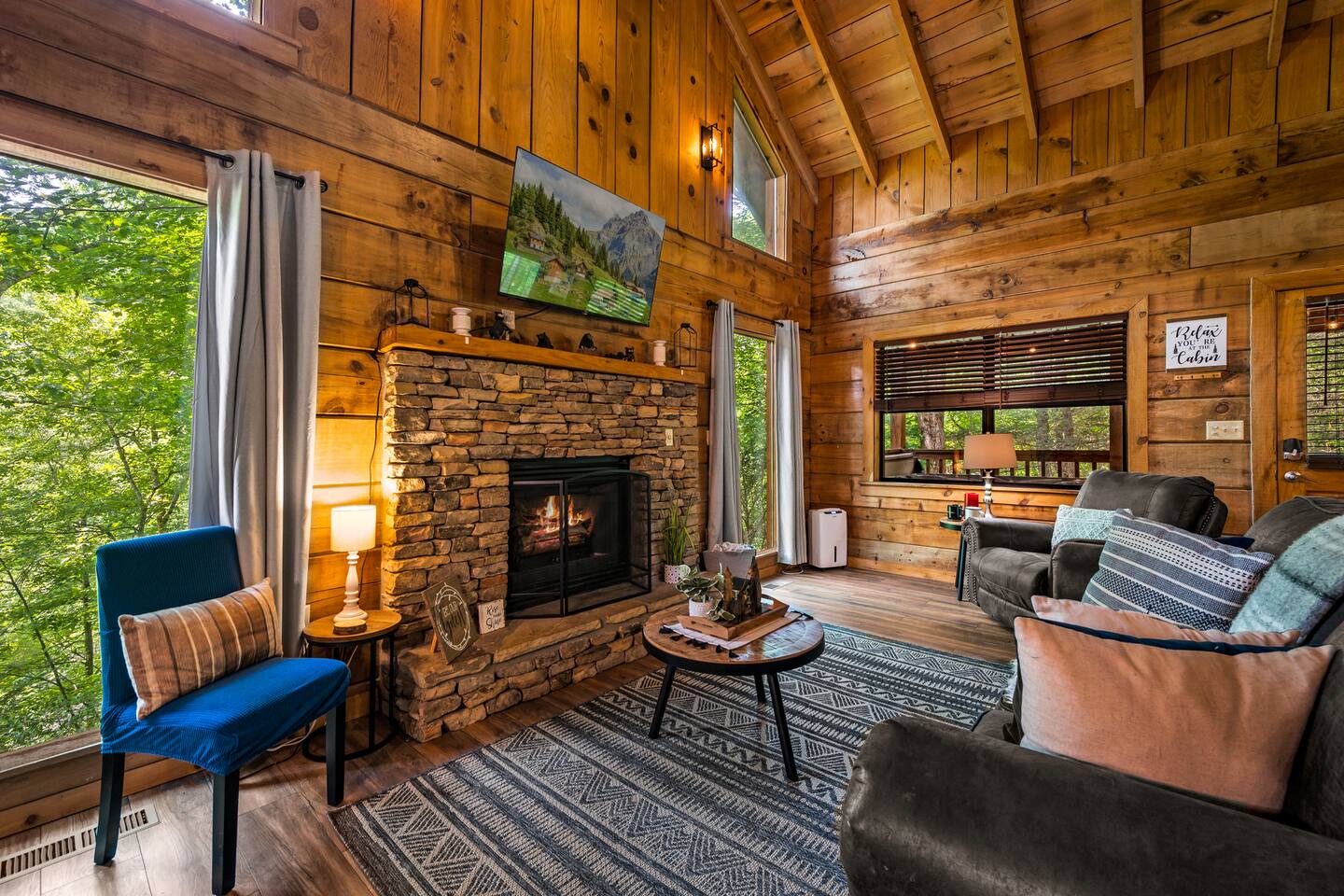 Cozy Secluded Cabin w/Hot Tub, Arcade & Fire Place
