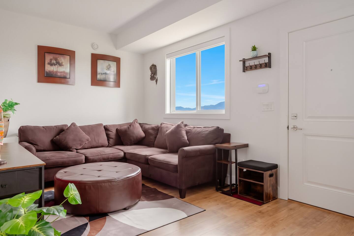 Elevated Horizon Retreat – Alpine: 2-Bedroom Guest Suite Vacation Rental in Chilliwack, BC