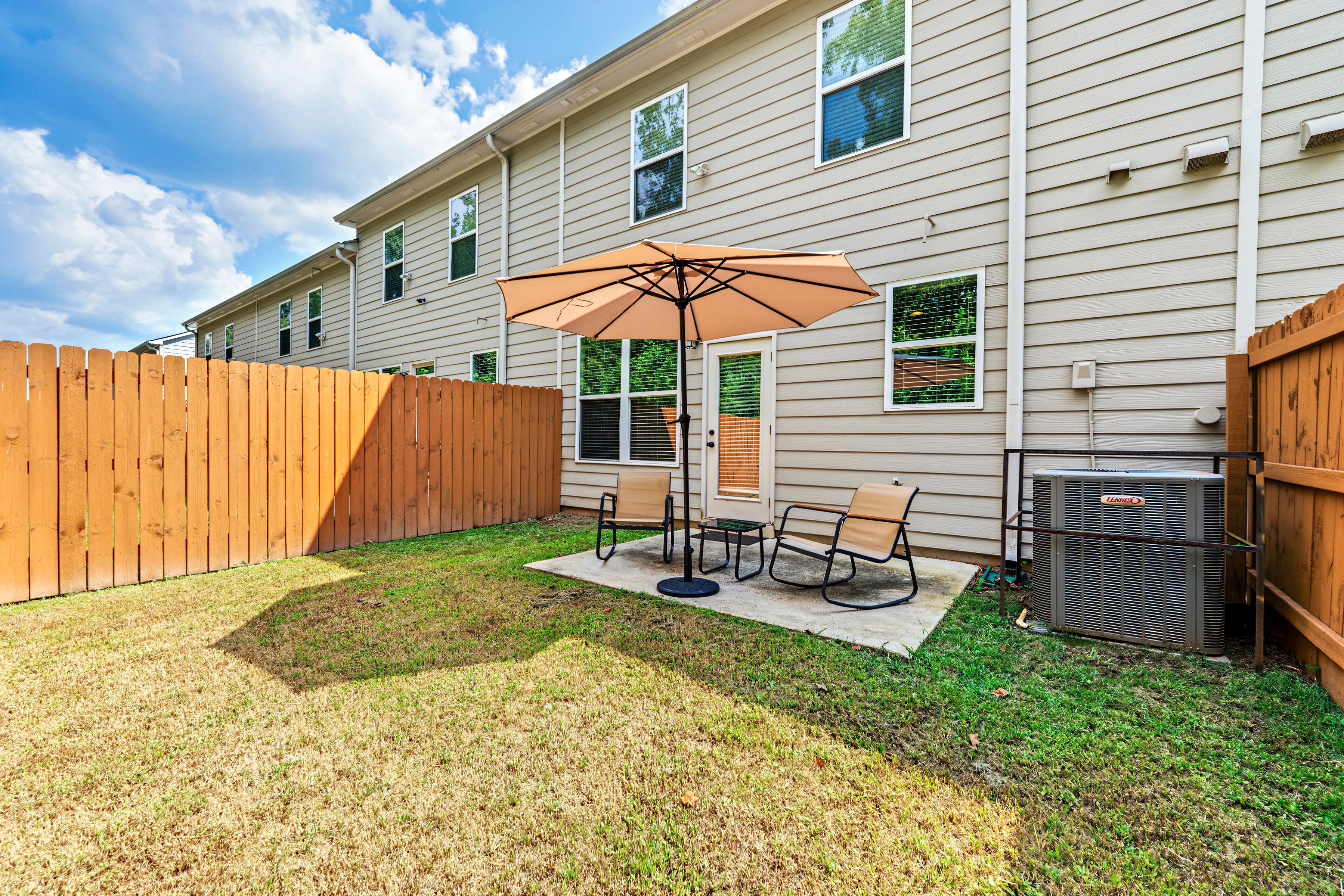 Modern 3BR Townhome with Dual Workspaces Near Stonecrest, photo 3 of 25
