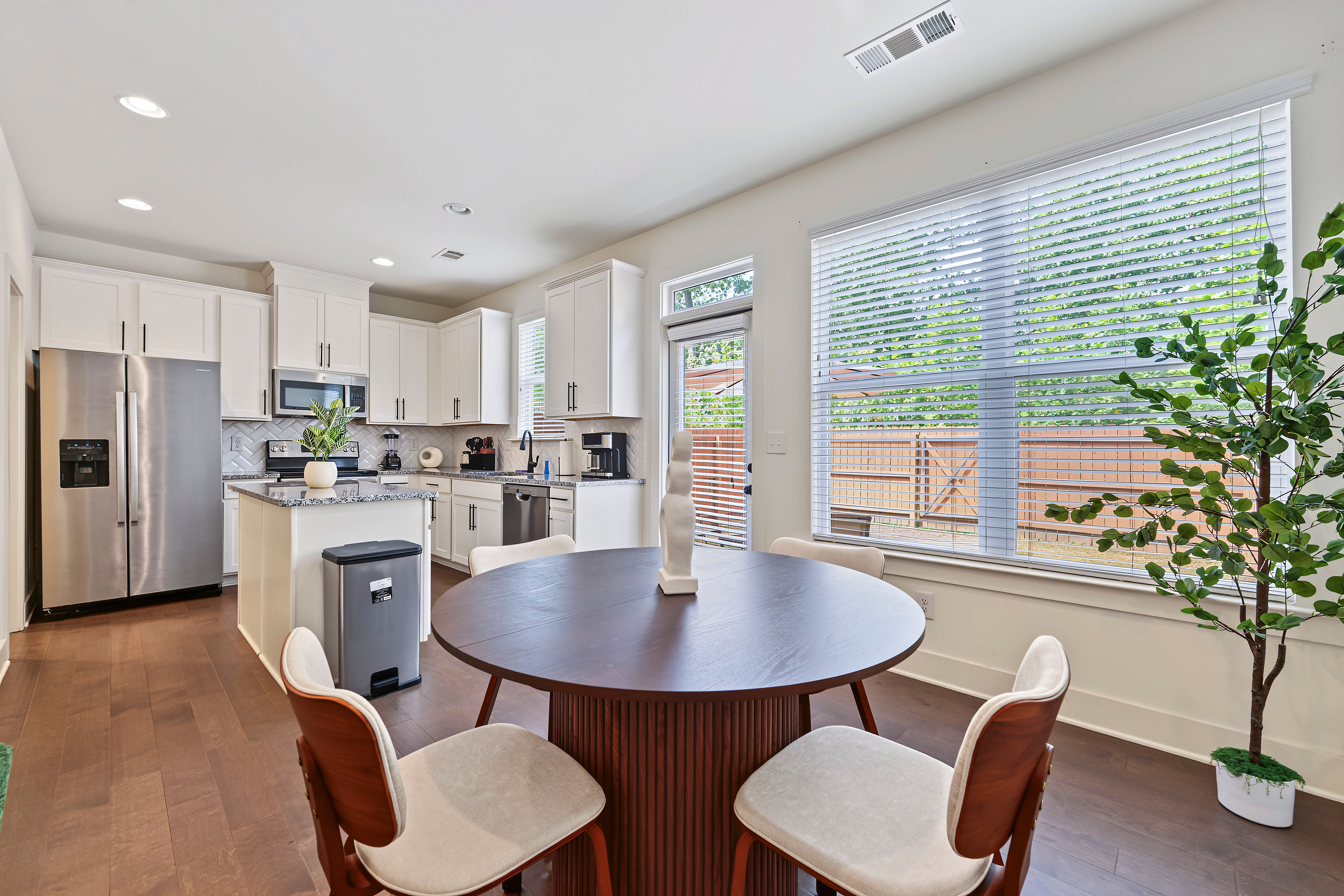Modern 3BR Townhome with Dual Workspaces Near Stonecrest, photo 2 of 25