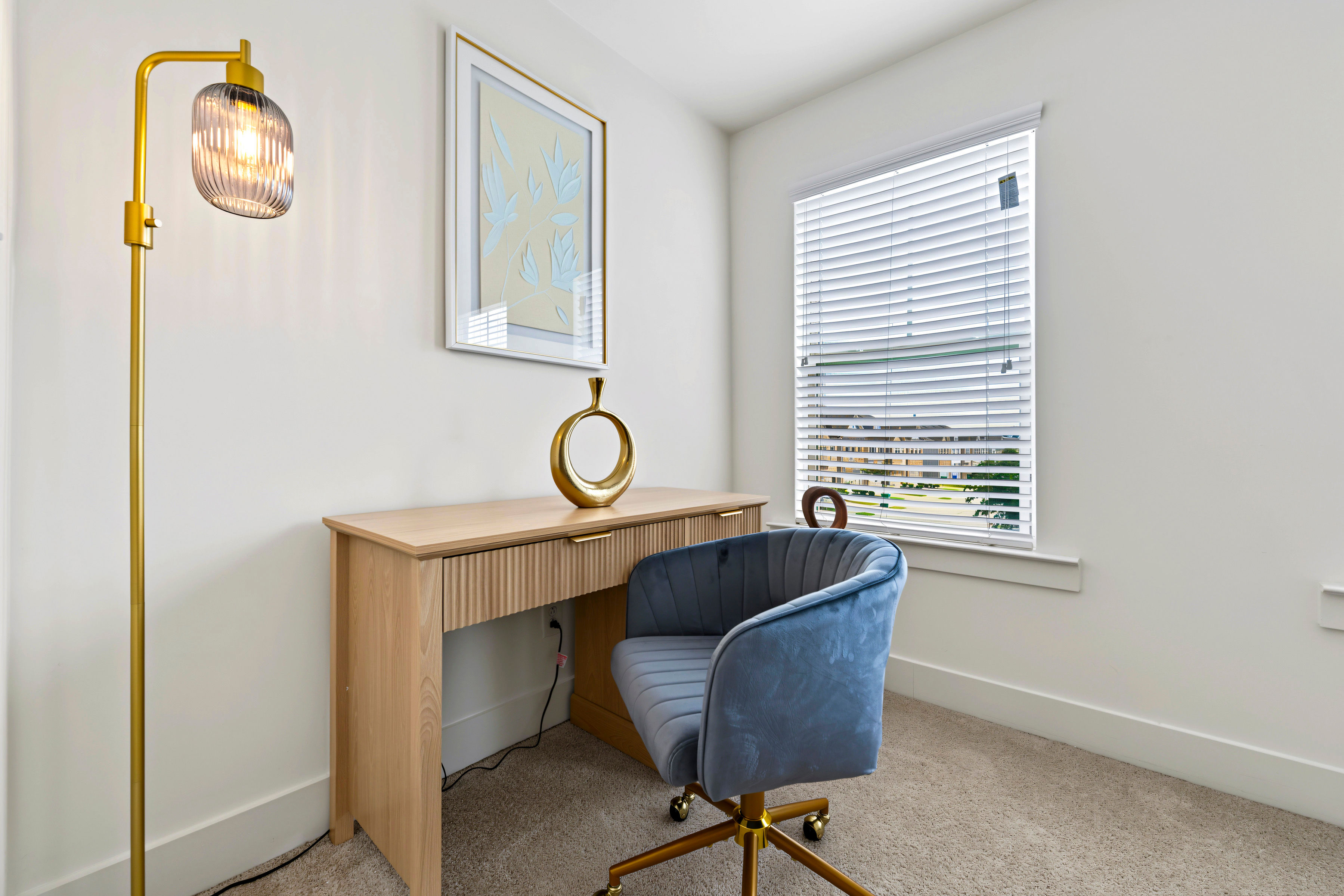 Modern 3BR Townhome with Dual Workspaces Near Stonecrest, photo 5 of 25