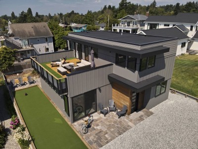The house and its rooftop deck in full summer