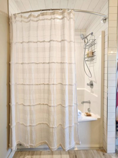 Tub and shower in the upstairs bathroom