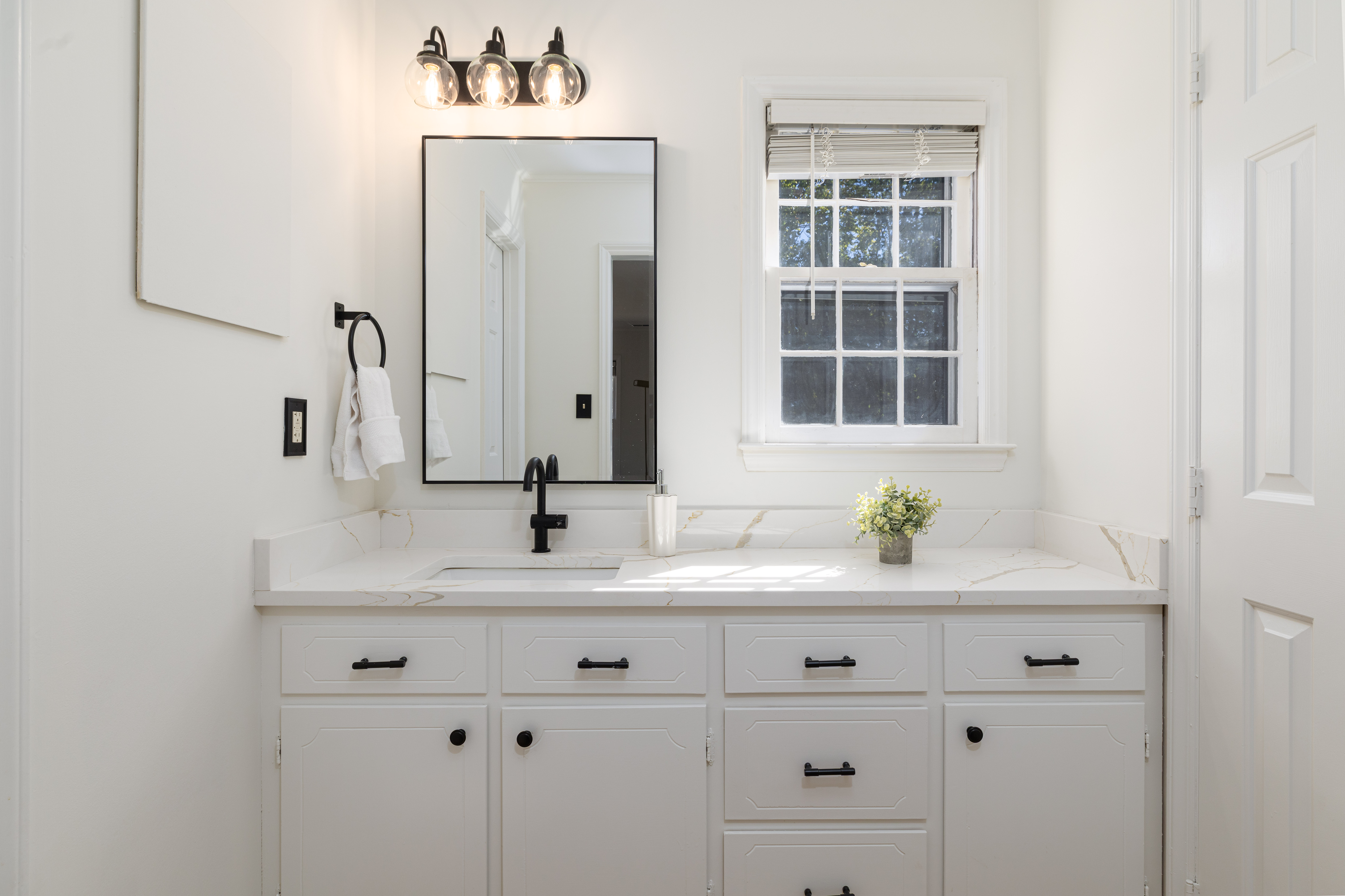 Main House Bedroom 1 en suite vanity