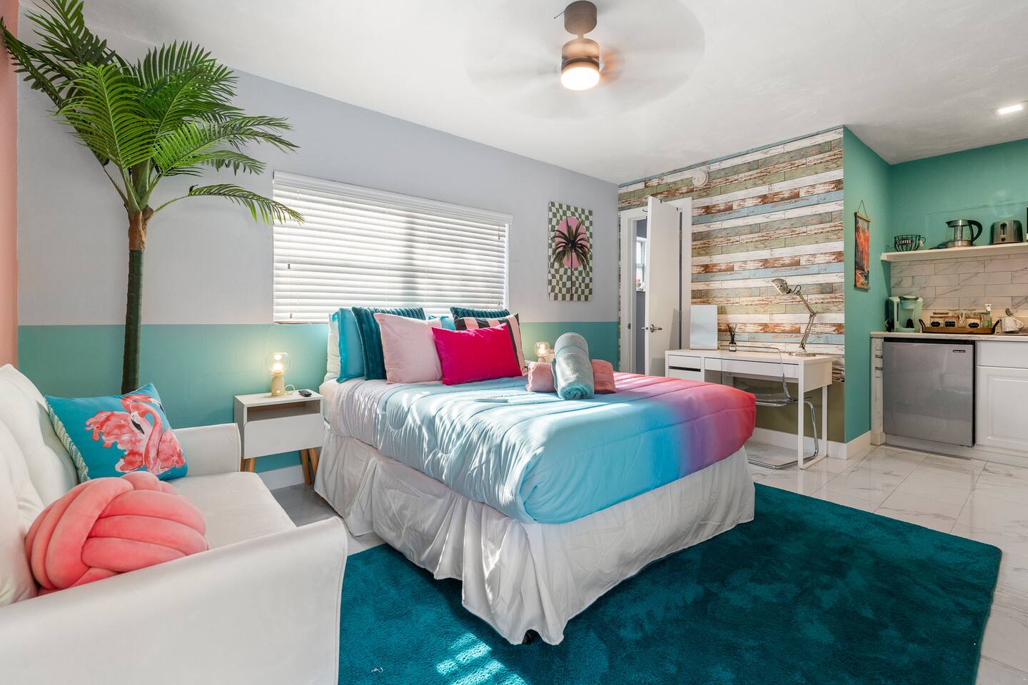 Art Deco Suite | Private Parking | 10 min FLL
