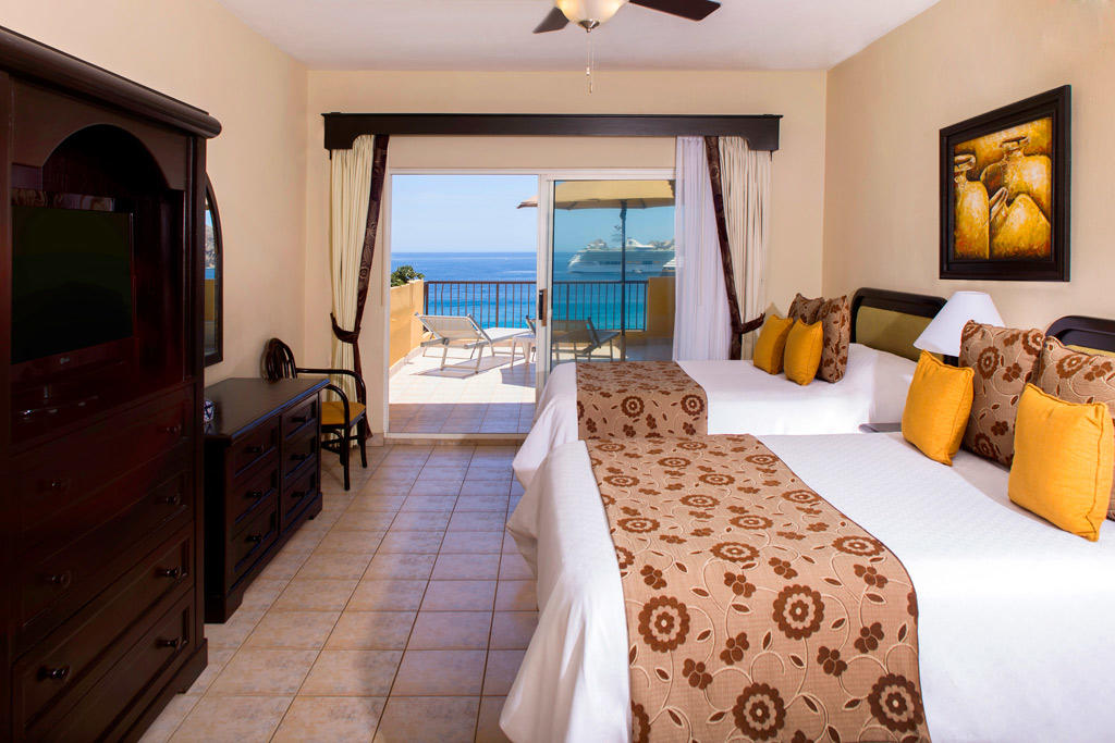 Spacious double room with private balcony and stunning ocean views