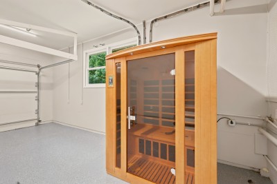 Warm up in the private sauna, set in the clean, spacious attached garage, after a cold day on the slopes. A rare find on Sugar Mountain and a favorite stop after skiing. Please switch it off when done, never leave it running and keep kids out